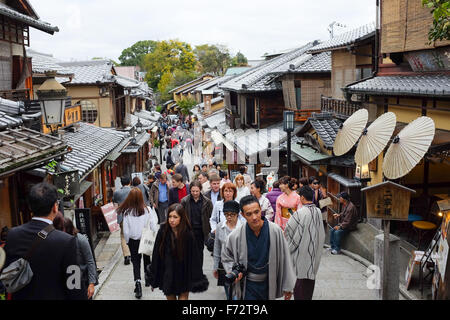 Eine Straße in Kyotos Higashiyama Altstadt (Japan). Stockfoto