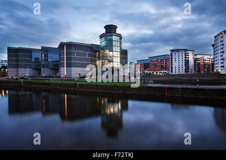 Royal Armouries Museum spiegelt sich in den Fluss Aire an der Dämmerung Leeds in West Yorkshire England Stockfoto