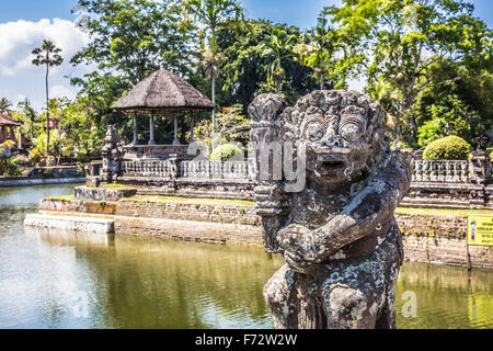 Tempel in Bali, Indonesien an einem schönen sonnigen Tag Stockfoto