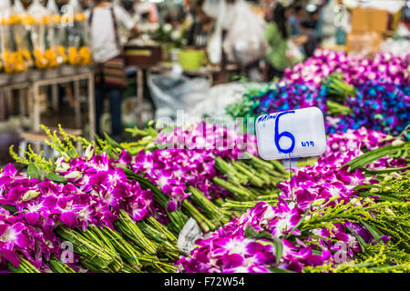 Lila und weißen Orchideen Blumen-Bouquets gestapelt auf dem Display am Blumenmarkt in Bangkok, Thailand Stockfoto