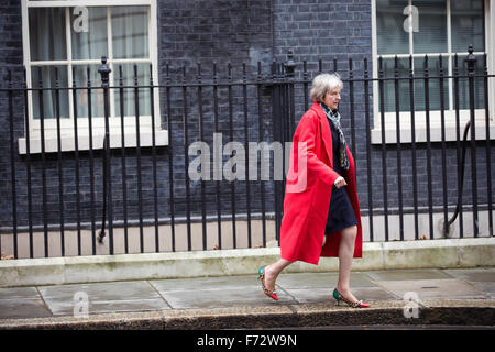 London, UK. 24. November 2015. Home Secretary Theresa verlässt Mai 10 Downing Street nach einer Kabinettssitzung. Bildnachweis: Mark Kerrison/Alamy Live-Nachrichten Stockfoto