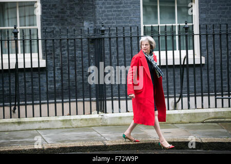 London, UK. 24. November 2015. Home Secretary Theresa verlässt Mai 10 Downing Street nach einer Kabinettssitzung. Bildnachweis: Mark Kerrison/Alamy Live-Nachrichten Stockfoto