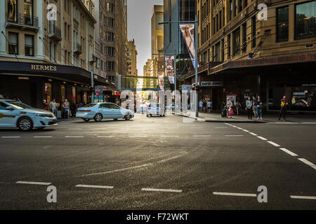 SYDNEY - 27 Oktober: Touristen entlang der Straßen der Stadt, 27. Oktober 2015 in Sydney. Die Stadt erhält 7,5 Millionen inländische Übernachtung v Stockfoto