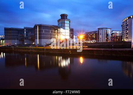 Royal Armouries Museum spiegelt sich in den Fluss Aire an der Dämmerung Leeds in West Yorkshire England Stockfoto