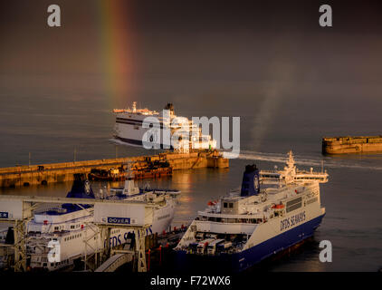 Ein heller Regenbogen am Himmel leuchtet über dem „Spirit of France“, während die P&O-Fähre den Hafen von Dover, Kent, Großbritannien, überfährt. Stockfoto