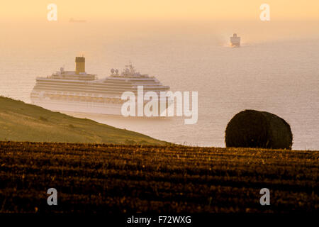 Das Kreuzfahrtschiff Costa Fortuna Ankunft im Hafen von Dover Spätsommer 2015 mit Feldern und Heuballen auf Der Vordergrund.Ackerland Stockfoto