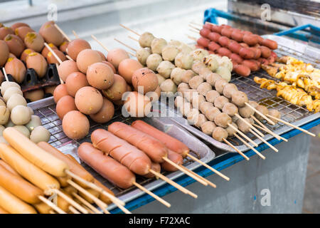 Gegrillte Thai Würstchen auf dem Herd im Boot an traditionellen Markt, Thailand Stockfoto