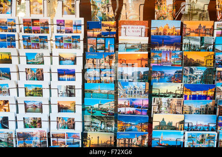 Postkarten zum Verkauf in Venedig, Italien Stockfoto