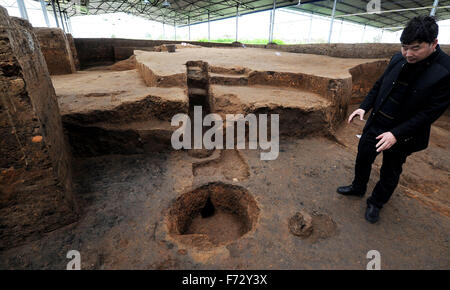 (151124) - Xi ' an, 24. November 2015 (Xinhua)--Archäologen einführen einer neu gefundenen Haus am neolithischen Standort der Ruinen des paläoanthropologischen Longgang Tempelgrundstücks in Hanzhong City, Nord-China Shaanxi Provinz, 24. November 2015. Archäologen vom Institut für Wirbeltierpaläontologie und Paläoanthropologie der China Academy of Sciences und Shaanxi archäologischen Instituts haben Spuren menschlicher Aktivitäten stammt aus mehr als 1 Million Jahren bei den Longgang Tempelruinen gefunden. Die Entdeckung zeigt, dass das Hanshui-Tal auch einer der Ursprünge der alten chinesischen Zivilisation ist. Th Stockfoto