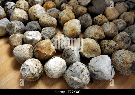 (151124) - Xi ' an, 24. November 2015 (Xinhua)--Foto aufgenommen am 24. November 2015 zeigt Steinkugeln gesammelt in der Nähe der Ruinen des paläoanthropologischen Longgang Tempelgrundstücks in Hanzhong City, Norden der chinesischen Provinz Shaanxi. Archäologen vom Institut für Wirbeltierpaläontologie und Paläoanthropologie der China Academy of Sciences und Shaanxi archäologischen Instituts haben Spuren menschlicher Aktivitäten stammt aus mehr als 1 Million Jahren bei den Longgang Tempelruinen gefunden. Die Entdeckung zeigt, dass das Hanshui-Tal auch einer der Ursprünge der alten chinesischen Zivilisation ist. Longgang Tempel R Stockfoto