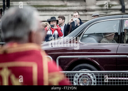 London, UK. 24. November 2015. Die Königin kommt für die zehnte Generalsynode am Westminster Abbey Credit: Guy Corbishley/Alamy Live News Stockfoto