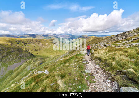 Ein Wanderer vom Gipfel der High Street, auf Thornthwaite Crag und in Richtung Weide Beck in der englischen Lake Distric hinunter Stockfoto