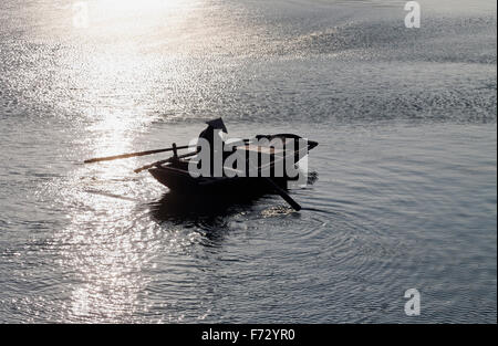 Vietnamesin im Ruderboot Stockfoto