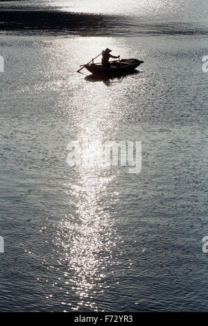 Vietnamesin im Ruderboot Stockfoto