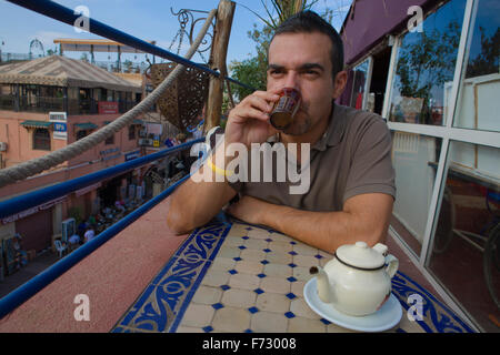 Berühmten traditionellen marokkanischen Tee serviert auf der Terrasse in der Nähe Platz Jemaa El Fna in Marrakesch Stockfoto