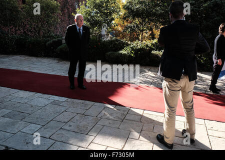 Westjordanland, Israel. 24. November 2015. Präsident des Staates Israel, REUVEN RIVLIN, wartet auf die Ankunft der US-Außenminister Kerry an der Residenz des Präsidenten. Secretary Kerry machte eine Runde der Gespräche in den Nahen Osten Treffen mit israelischen und palästinensischen Politikern besprechen Sie Schritte zur Reduzierung der aktuellen Welle der Gewalt fegen, Israel und dem Westjordanland. Bildnachweis: Nir Alon/Alamy Live-Nachrichten Stockfoto