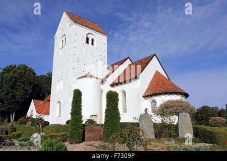 Veng Kirche ist wahrscheinlich das älteste Benediktiner-Klosterkirche in Dänemark, 1100 gebaut. Veng nahe Skanderborg, Dänemark. Stockfoto