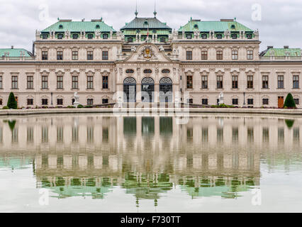 Schloss Belvedere im bewölkten Tag vor Regen. Wien, Österreich Stockfoto