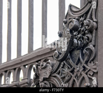 Vintage geschmiedet dekoratives Element auf Metall Tor in der Altstadt von Wien, Österreich Stockfoto