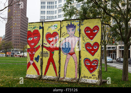 Stück der Berliner Mauer am Leipziger Platz in Berlin Stockfoto