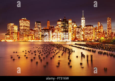 New York City, Lower Manhattan, Blick vom Brooklyn Bridge Park Stockfoto