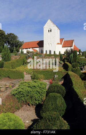 Veng Kirche ist wahrscheinlich das älteste Benediktiner-Klosterkirche in Dänemark, 1100 gebaut. Veng nahe Skanderborg, Dänemark. Stockfoto