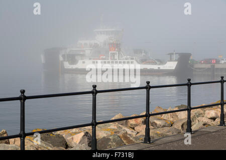 Caledonian MacBrayne Ferries wurde im Hafen von Largs am Firth of Clyde in North Ayrshire wegen Nebel, Großbritannien, gebunden Stockfoto