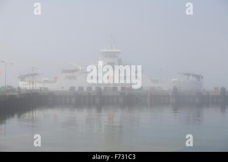 Caledonian MacBrayne Ferry gebunden in Largs Hafen auf dem Firth of Clyde in North Ayrshire wegen Nebel, Großbritannien Stockfoto