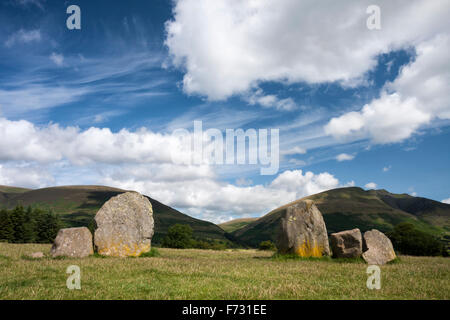 Castlerigg Steinkreis in Richtung Blencathra im Nationalpark Lake District, Cumbria, England, Großbritannien Stockfoto