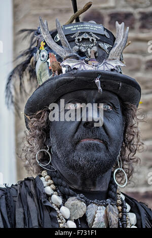 Mann verkleidet als Schleife an den jährlichen Tag der Jack im Grünen Festival, Hastings, East Sussex, England, Großbritannien Stockfoto