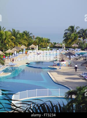 Schwimmbad in einem Resort in Montego Bay, Jamaika Stockfoto