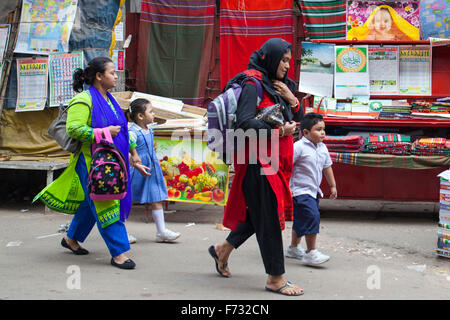 Dhaka, Bangladesch. 24. November 2015. Schülerinnen und Schüler nach der Schule mit ihrer Mutter in Dhaka am 25. November 2015 zurück nach Hause. Bildnachweis: Zakir Hossain Chowdhury Zakir/Alamy Live-Nachrichten Stockfoto