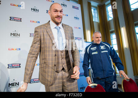 Düsseldorf, Deutschland. 24. November 2015. Britischer Boxer Tyson Fury (L) kommt mit seinem Trainer Peter Fury in Düsseldorf, 24. November 2015. Fury triffst ukrainische Schwergewichtsboxer Wladimir Klitschko, die Titel der WBA, IBF, WBO und IBO, in einem Kampf am 28. November 2015 hält. Foto: ROLF VENNENBERND/Dpa/Alamy Live News Stockfoto