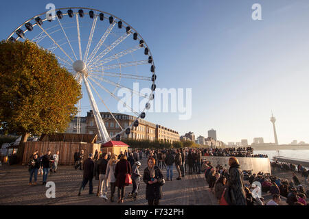 Riesenrad in der Düsseldorfer Altstadt Stockfoto