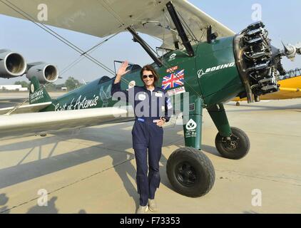 Neu-Delhi, Indien. 24. November 2015. Britische Flieger Tracey Curtis Taylor posiert für Fotos nach der Landung der legendären Boeing-Doppeldecker auf einem Luftwaffenstützpunkt in Uttar Pradesh, Indien, 24. November 2015. Die 53 Jahre alte Flieger ist derzeit in Indien als Teil ihrer 13.000 Meilen Alleinflug, die begann im Oktober 2015 in Hampshire, Großbritannien und 23 Ländern zu überqueren, bevor sie endlich in Sydney, Australien im Januar 2016 kommt. Bildnachweis: Stringer/Xinhua/Alamy Live-Nachrichten Stockfoto