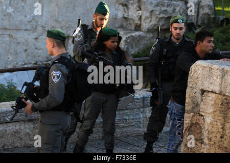 Jerusalem, Jerusalem, Palästina. 24. November 2015. Eine israelische Polizei Wache prüft einen palästinensischen Mann vor Damaskus-Tor in der Jerusalemer Altstadt am 24. November 2015. US-Außenminister John Kerry, voraussichtlich um Dienstag mit israelischen und palästinensischen Führer auf Kriegsfuß zu erfüllen, da ihre Friedensverhandlungen unter seiner Ägide im April 2014 ins Stocken geraten © Mahfouz Abu Türke/APA Bilder/ZUMA Draht/Alamy Live News Stockfoto