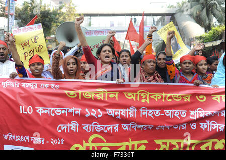 Dhaka, Bangladesch. 24. November 2015. Tazreen Mode und Bekleidung Arbeitskraft Feuer Unfallopfer fordern Entschädigung für die Familien der Opfer und Überlebenden und wollen Strafe für diejenigen verantwortlich am dritten Jahrestag vor Presseclub in Dhaka am 23. November 2015. Am 24. November 2012 mehr als 120 Menschen zu Tode, nachdem er gefangen hinter verschlossenen Ausgängen werkseitig Tazreen Moden, die Kleidung zu Weltmarken geliefert verbrannt. Darüber hinaus wurden 300 Personen im Feuer schwer verletzt. Bildnachweis: Zakir Hossain Chowdhury Zakir/Alamy Live-Nachrichten Stockfoto