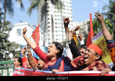 Dhaka, Bangladesch. 24. November 2015. Tazreen Mode und Bekleidung Arbeitskraft Feuer Unfallopfer fordern Entschädigung für die Familien der Opfer und Überlebenden und wollen Strafe für diejenigen verantwortlich am dritten Jahrestag vor Presseclub in Dhaka am 23. November 2015. Am 24. November 2012 mehr als 120 Menschen zu Tode, nachdem er gefangen hinter verschlossenen Ausgängen werkseitig Tazreen Moden, die Kleidung zu Weltmarken geliefert verbrannt. Darüber hinaus wurden 300 Personen im Feuer schwer verletzt. Bildnachweis: Zakir Hossain Chowdhury Zakir/Alamy Live-Nachrichten Stockfoto