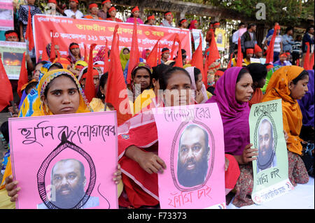 Dhaka, Bangladesch. 24. November 2015. Tazreen Mode und Bekleidung Arbeitskraft Feuer Unfallopfer fordern Entschädigung für die Familien der Opfer und Überlebenden und wollen Strafe für diejenigen verantwortlich am dritten Jahrestag vor Presseclub in Dhaka am 23. November 2015. Am 24. November 2012 mehr als 120 Menschen zu Tode, nachdem er gefangen hinter verschlossenen Ausgängen werkseitig Tazreen Moden, die Kleidung zu Weltmarken geliefert verbrannt. Darüber hinaus wurden 300 Personen im Feuer schwer verletzt. Bildnachweis: Zakir Hossain Chowdhury Zakir/Alamy Live-Nachrichten Stockfoto