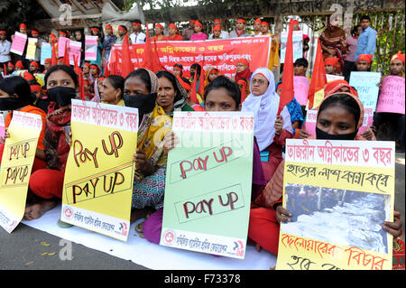 Dhaka, Bangladesch. 24. November 2015. Tazreen Mode und Bekleidung Arbeitskraft Feuer Unfallopfer fordern Entschädigung für die Familien der Opfer und Überlebenden und wollen Strafe für diejenigen verantwortlich am dritten Jahrestag vor Presseclub in Dhaka am 23. November 2015. Am 24. November 2012 mehr als 120 Menschen zu Tode, nachdem er gefangen hinter verschlossenen Ausgängen werkseitig Tazreen Moden, die Kleidung zu Weltmarken geliefert verbrannt. Darüber hinaus wurden 300 Personen im Feuer schwer verletzt. Bildnachweis: Zakir Hossain Chowdhury Zakir/Alamy Live-Nachrichten Stockfoto