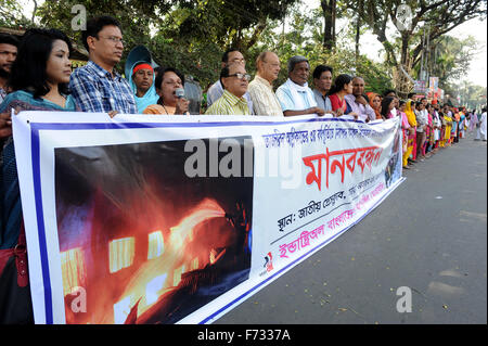 Dhaka, Bangladesch. 24. November 2015. Tazreen Mode und Bekleidung Arbeitskraft Feuer Unfallopfer fordern Entschädigung für die Familien der Opfer und Überlebenden und wollen Strafe für diejenigen verantwortlich am dritten Jahrestag vor Presseclub in Dhaka am 23. November 2015. Am 24. November 2012 mehr als 120 Menschen zu Tode, nachdem er gefangen hinter verschlossenen Ausgängen werkseitig Tazreen Moden, die Kleidung zu Weltmarken geliefert verbrannt. Darüber hinaus wurden 300 Personen im Feuer schwer verletzt. Bildnachweis: Zakir Hossain Chowdhury Zakir/Alamy Live-Nachrichten Stockfoto