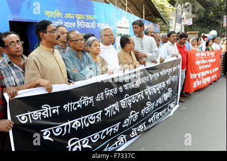 Dhaka, Bangladesch. 24. November 2015. Tazreen Mode und Bekleidung Arbeitskraft Feuer Unfallopfer fordern Entschädigung für die Familien der Opfer und Überlebenden und wollen Strafe für diejenigen verantwortlich am dritten Jahrestag vor Presseclub in Dhaka am 23. November 2015. Am 24. November 2012 mehr als 120 Menschen zu Tode, nachdem er gefangen hinter verschlossenen Ausgängen werkseitig Tazreen Moden, die Kleidung zu Weltmarken geliefert verbrannt. Darüber hinaus wurden 300 Personen im Feuer schwer verletzt. Bildnachweis: Zakir Hossain Chowdhury Zakir/Alamy Live-Nachrichten Stockfoto