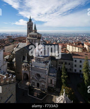 Blick auf die Basilica di Santa Maria Maggiore in der oberen Stadt von Bergamo, mit Unterstadt im Hintergrund Stockfoto