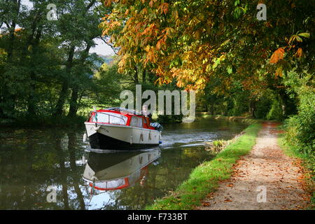 Ein Boot auf dem Kanal im Herbst Stockfoto