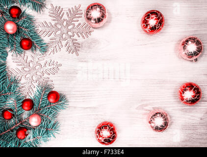 Weihnachts-Dekorationen auf einem Holzbrett, retro-Stil mit Textfreiraum. Stockfoto