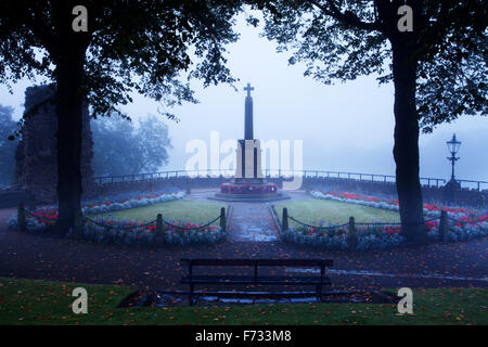 Kriegerdenkmal in Knaresborough Schloß auf einem Misty Morning North Yorkshire England Stockfoto