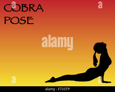 Eine Yoga-Frau Kobra-Pose auf einem farbigen Hintergrund durchführen Stockfoto