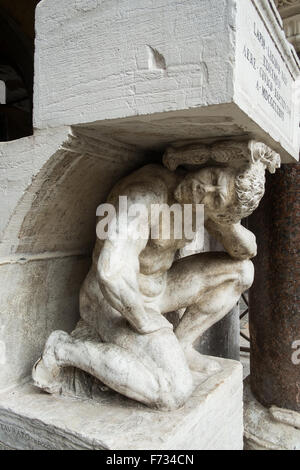 "Il Gobbo" Statue auf dem Platz von San Giacomo di Rialto, Venedig, Italien. Stockfoto