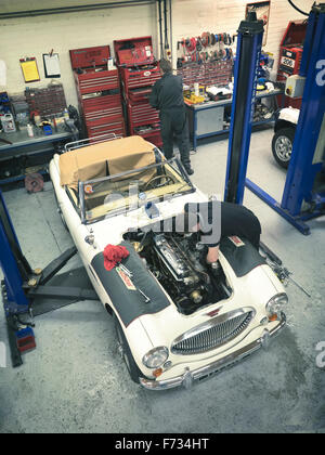 Austin Healey 3000 MKIII restauriert in einer Oldtimer-Werkstatt in Warwick UK Stockfoto