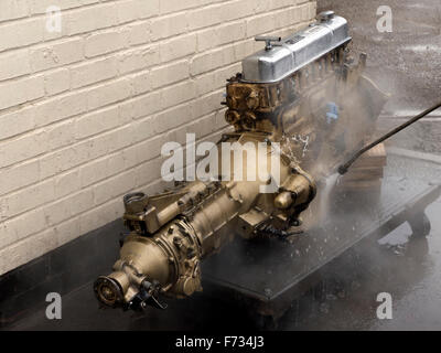 Austin Healey 3000 Motor wird Druck gewaschen während der Restaurierung Stockfoto